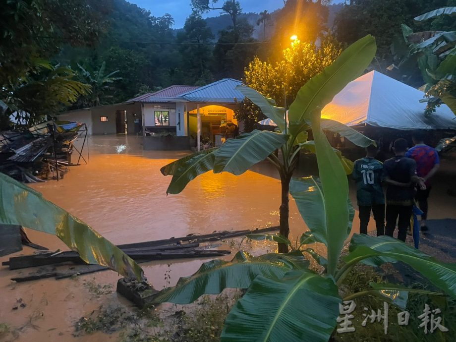 峇都古勞甘榜暹閃電水災 2家庭5人受困