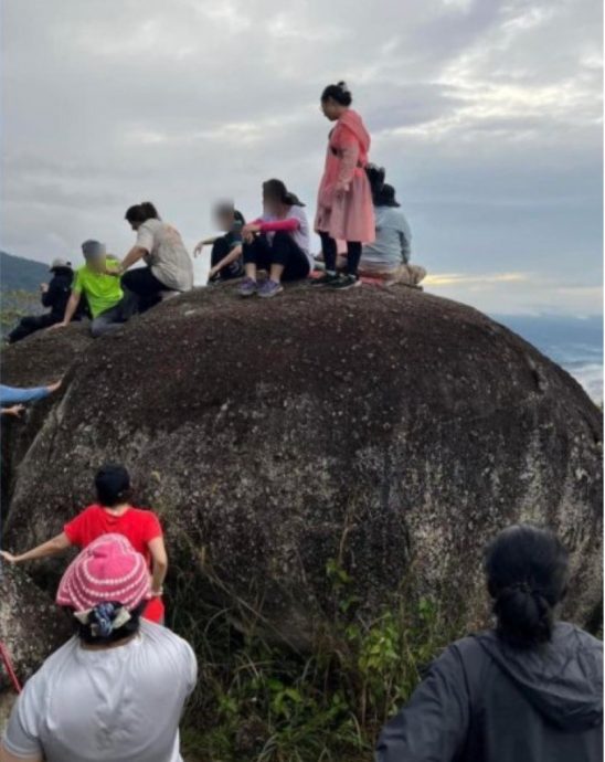 **已签全国综合（只供网）**：独占最高风景台他人只能靠边站，2男被轰“自私、无脑”