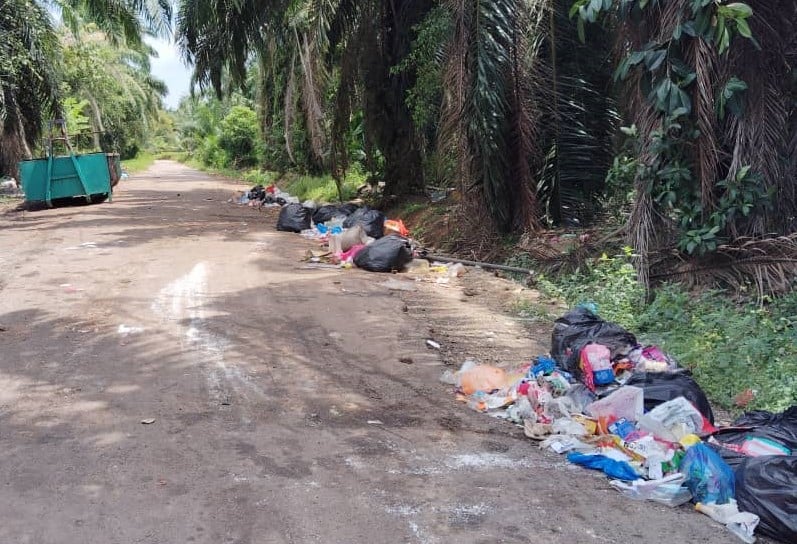 民生特工队】道路变成垃圾路 垃圾四散 引发环境卫生隐忧