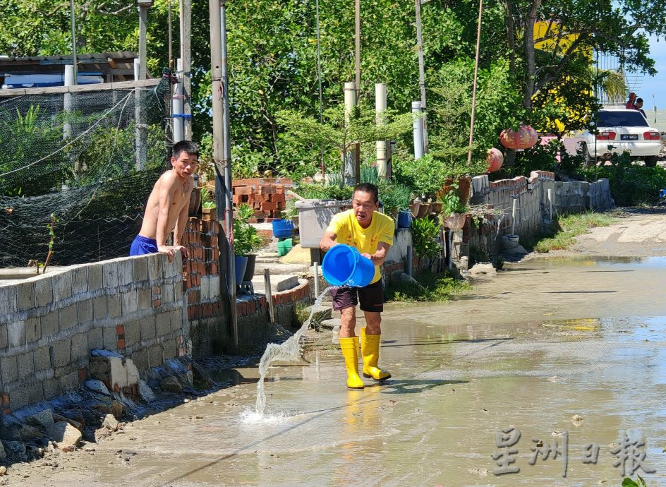 *已签发* 柔:头条之一：峇亚音港遭暴风雨侵袭，民宅屋顶掀飞屋身坍塌