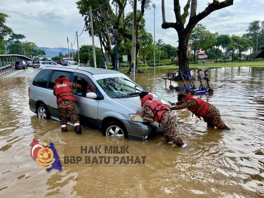 倾盆大雨引发闪电水灾，峇株数地区汪洋一片