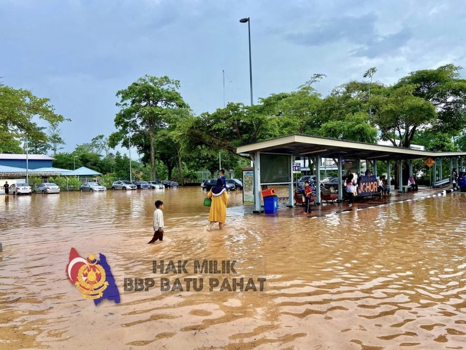 倾盆大雨引发闪电水灾，峇株数地区汪洋一片