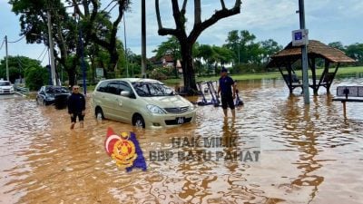 倾盆大雨引发闪电水灾，峇株数地区汪洋一片