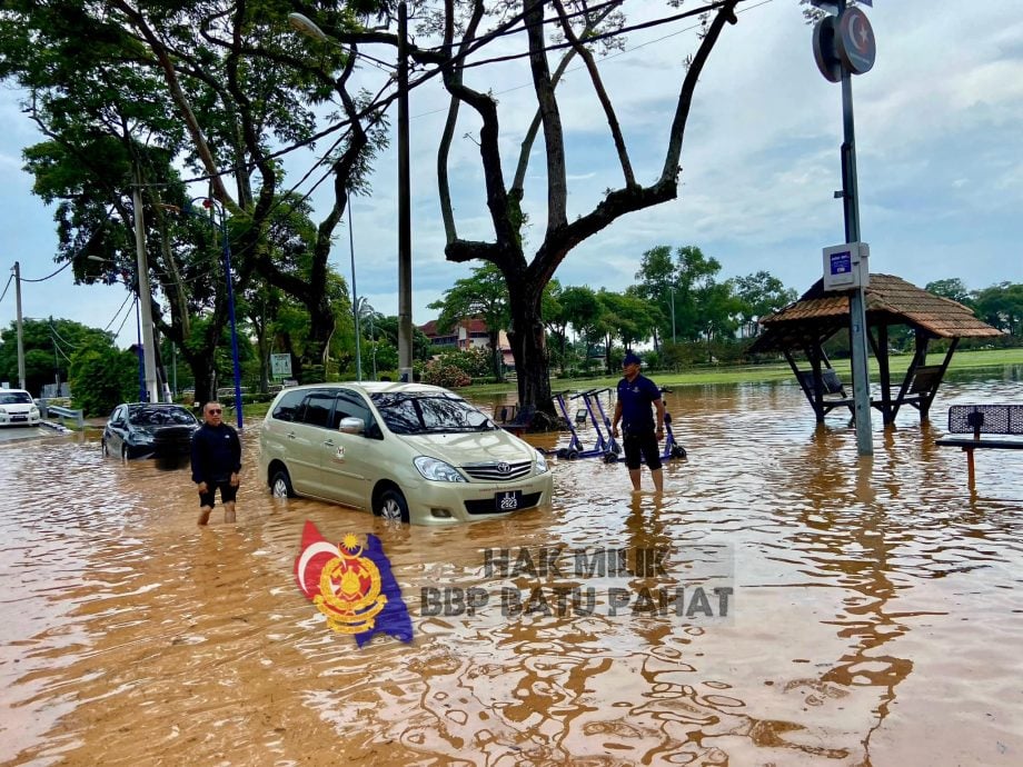 倾盆大雨引发闪电水灾，峇株数地区汪洋一片