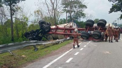 巴西古當大道與汽車發生意外 拖格羅裡翻覆 司機輕傷