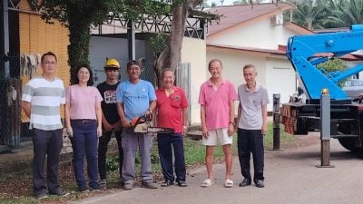 大雨導致樹枝壓在佛教會屋頂 東甲縣議會派員清理