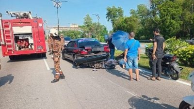 摩托车撞上汽车   骑士夹车底受伤