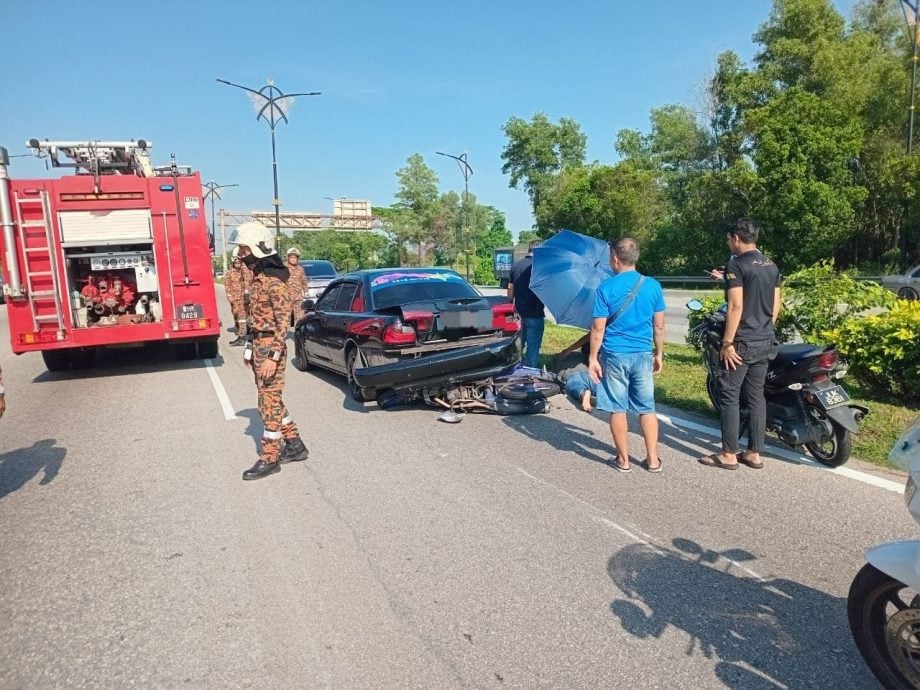 *已簽發* 柔：新聞：摩托車撞上汽車，騎士夾車底受傷