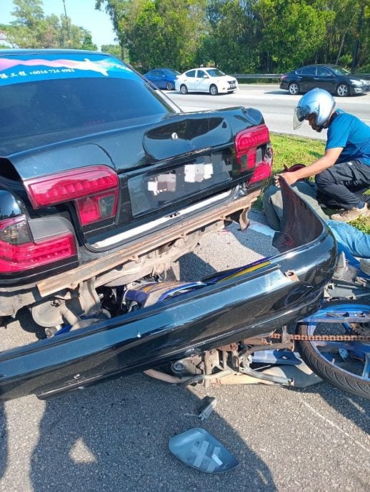 *已簽發* 柔：新聞：摩托車撞上汽車，騎士夾車底受傷