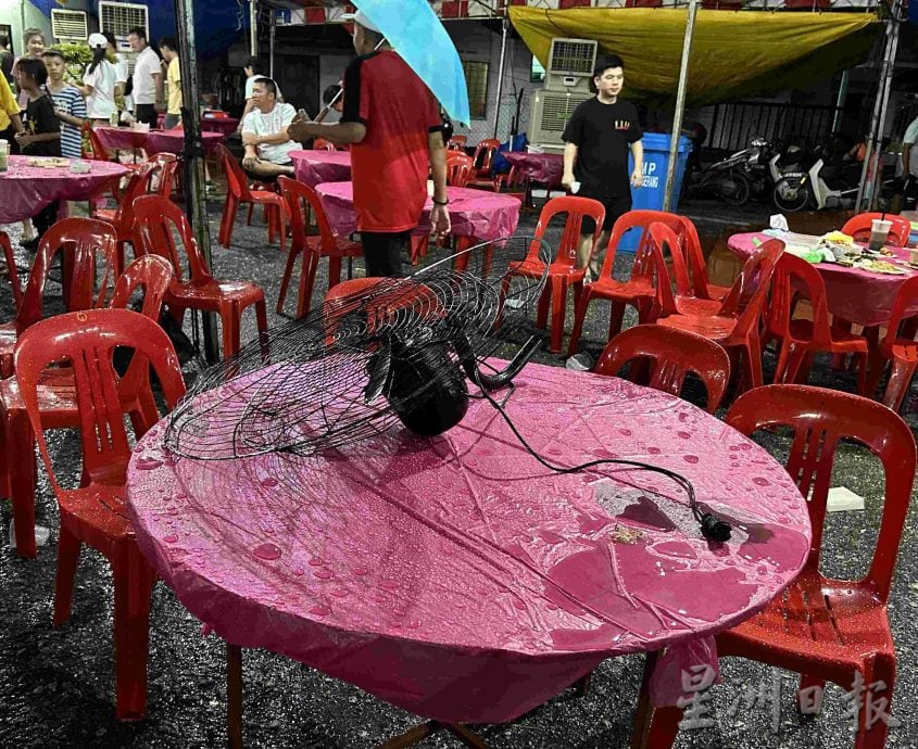 *已签发*柔：封面副文:庙庆遭大风雨中断 部分帐篷倾倒风扇掉落