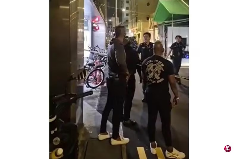 *已签发*柔：狮城二三事：涉谋杀案封锁区辱骂警员  4男落网将被控