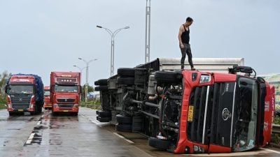 台风直扑海口“地动楼摇”    17级强风 吹翻面包车