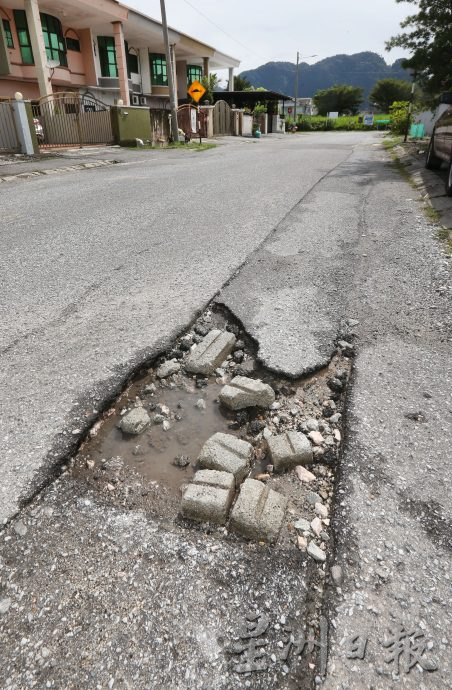 当局接投报须速修补 雨天路易坏 坑洞藏危机  