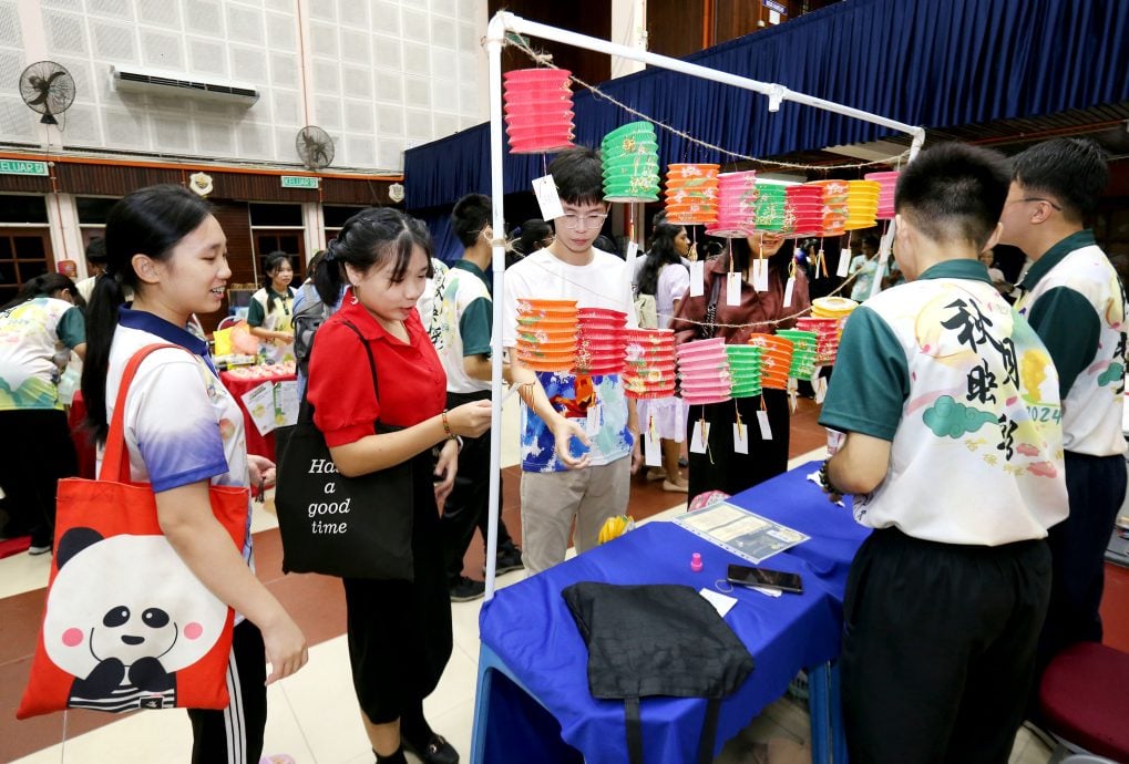 怡师范学院中秋游园会 各族欢庆促进情谊