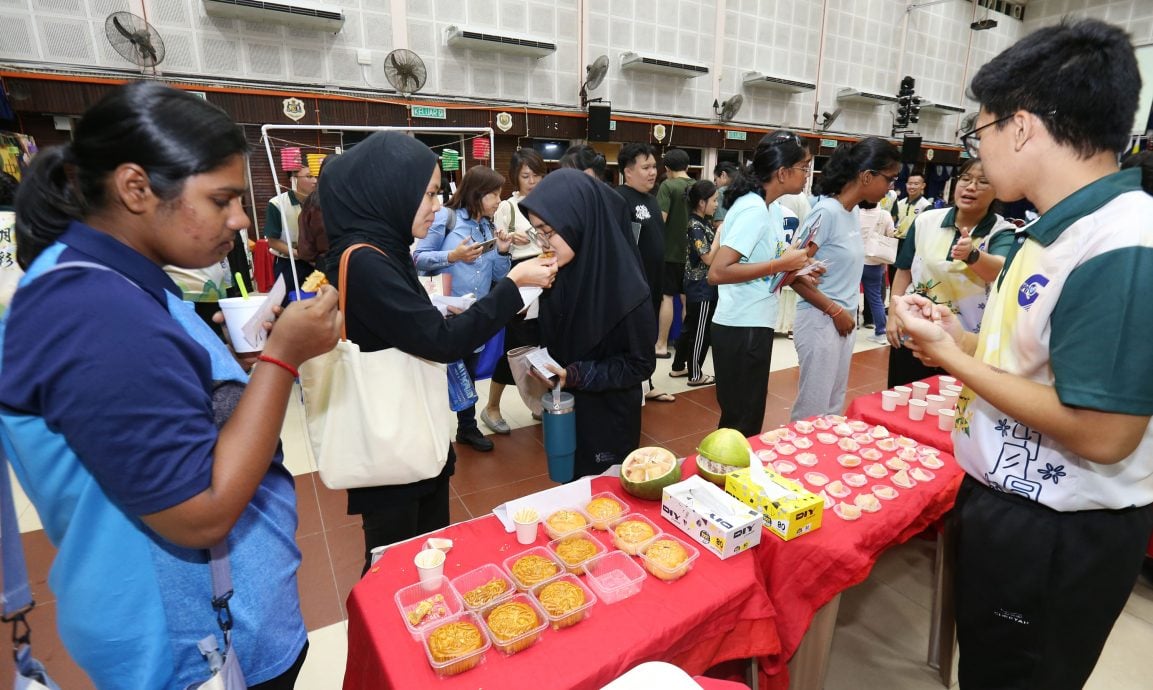 怡师范学院中秋游园会 各族欢庆促进情谊