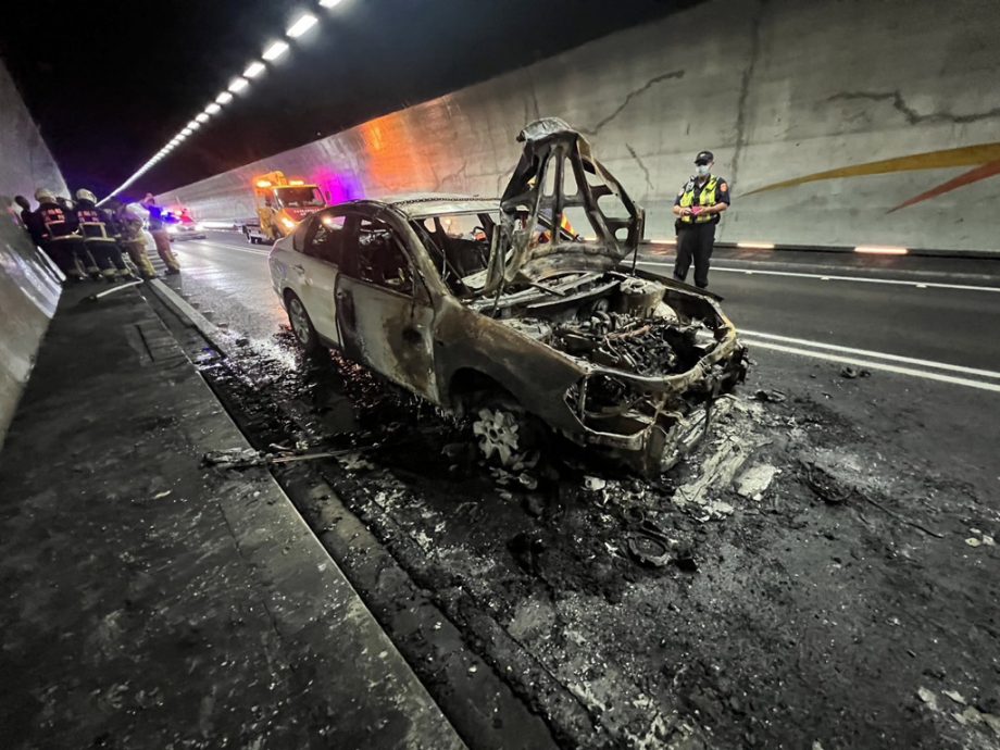 恐怖濃煙瞬間灌滿 轎車隧道內燒成火球