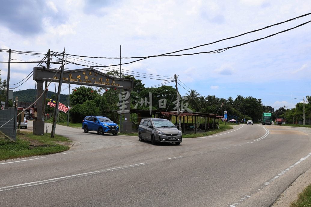 拉务路农业地垃圾 无垃圾车收，居民被迫垃圾扔河 焚烧