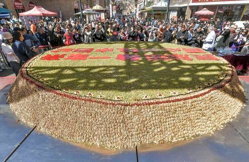 拚圖兩圖烏魯木齊6公尺巨型月餅、重慶「象棋」月餅慶中秋