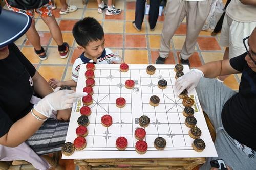 拚圖兩圖烏魯木齊6公尺巨型月餅、重慶「象棋」月餅慶中秋