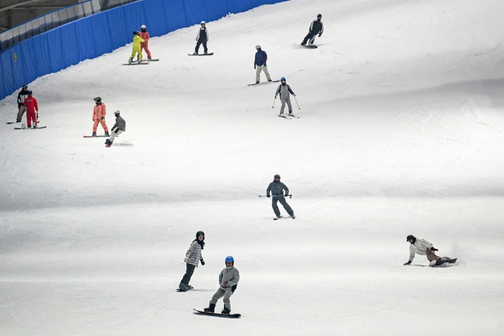 拚图数图)全球最大室内滑雪场在上海开幕