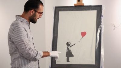 Banksy《氣球女孩》被偷 2賊極速落網 下月受審