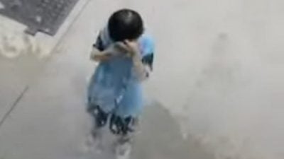 孩子学校楼上泼水  妈妈让他体验“受害者”感受