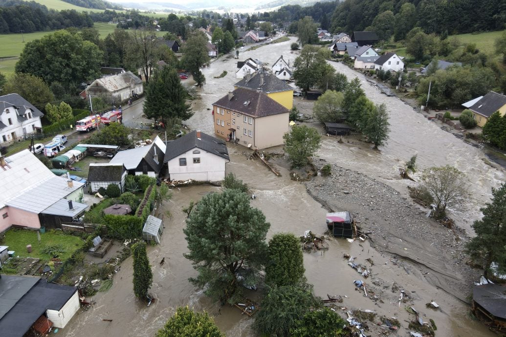 捷克暴雨成灾疏散逾万人 车站淹没铁路关闭、部分地区紧急状态