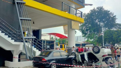 撞破停車場一樓圍欄 轎車墜地四輪朝天