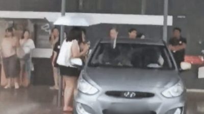 方便大雨中上下车 狮城车占人行道惹议