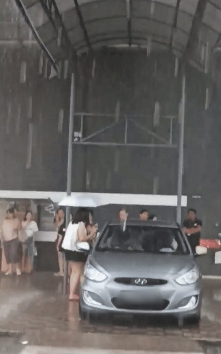 方便大雨中上下车 狮城车占人行道惹议