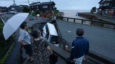 日觀光列車遇土石流 60乘客幸無恙