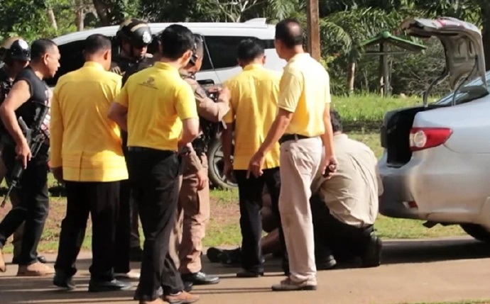 有精神病史久未服药 男教师持枪追学生