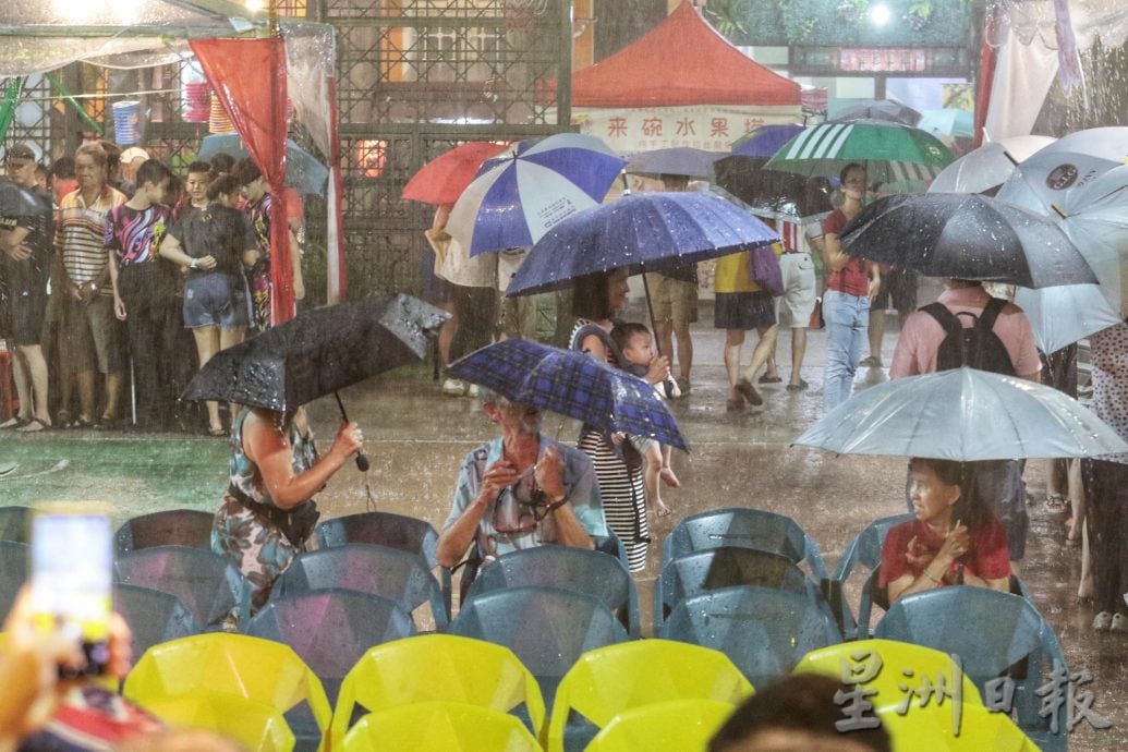 民众撑伞赴会兴致不减 丹绒雨夜庆中秋