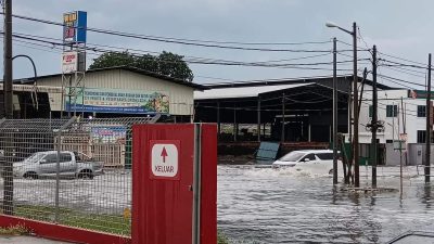 水深至半个车轮 拿乞路闪电水灾