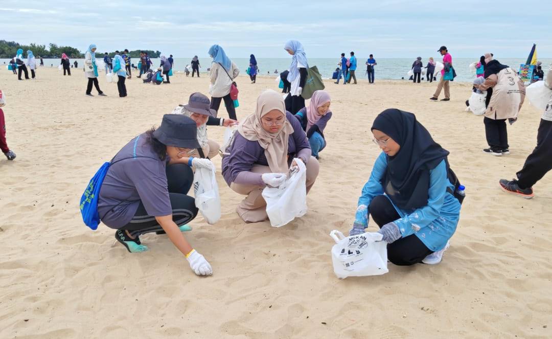 波德申海滩捡垃圾活动 捡获逾1万个烟蒂