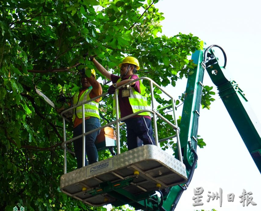 清洁大马日捡垃圾清沟 霹万人响应社区大扫除