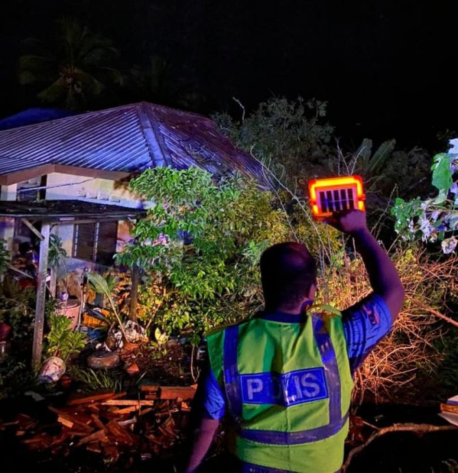 版二頭條 *已簽發* 柔：新聞：暴風雨致樹倒吹飛屋頂 哥打警方派員到場援助