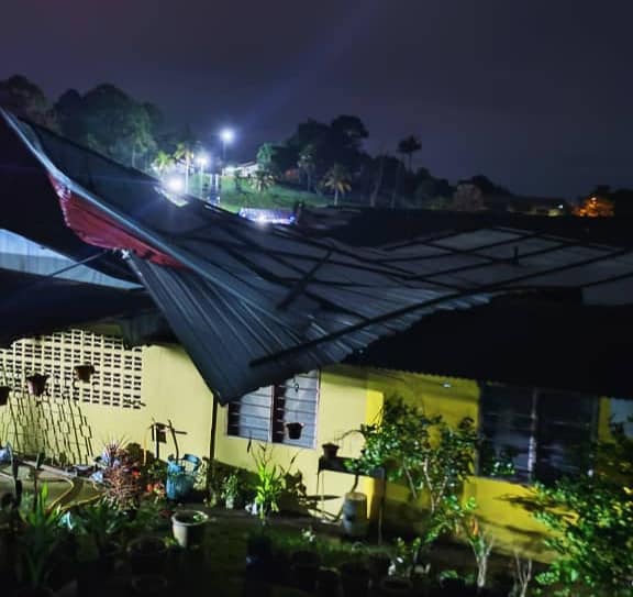 版二頭條 *已簽發* 柔：新聞：暴風雨致樹倒吹飛屋頂 哥打警方派員到場援助