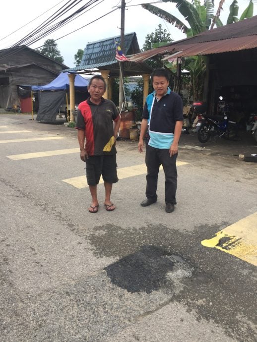 版二头条 柔：【民生特工队】地下水管破裂导致路面现坑洞，简单修补后仍继续渗水