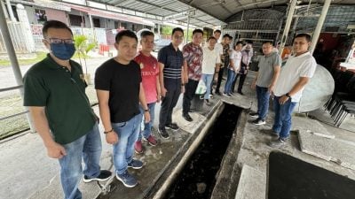 安邦太子园为食街   扫街清沟 护美食街形象