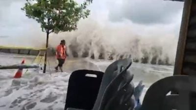 狂風暴雨+漲潮  巨浪破壞檳海濱建築