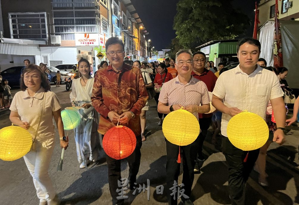 玛琳美食镇中秋晚会 各族提灯小孩乐翻天 