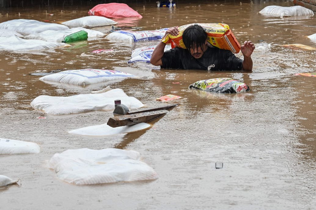 看世界两图)尼泊尔暴雨成灾 至少104人死