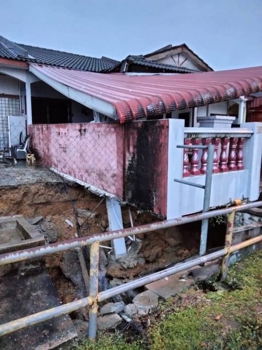 督亚冷大雨 4屋前方地陷 无影响结构无伤亡