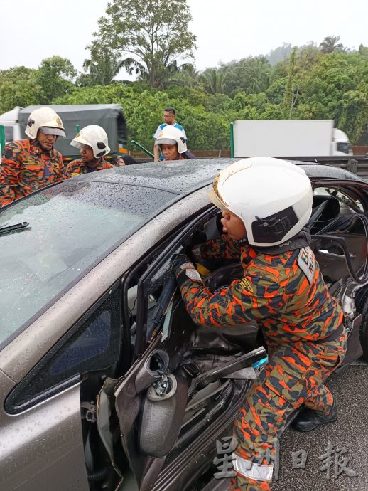 硝山2車相撞 1司機被夾 乘客受輕傷