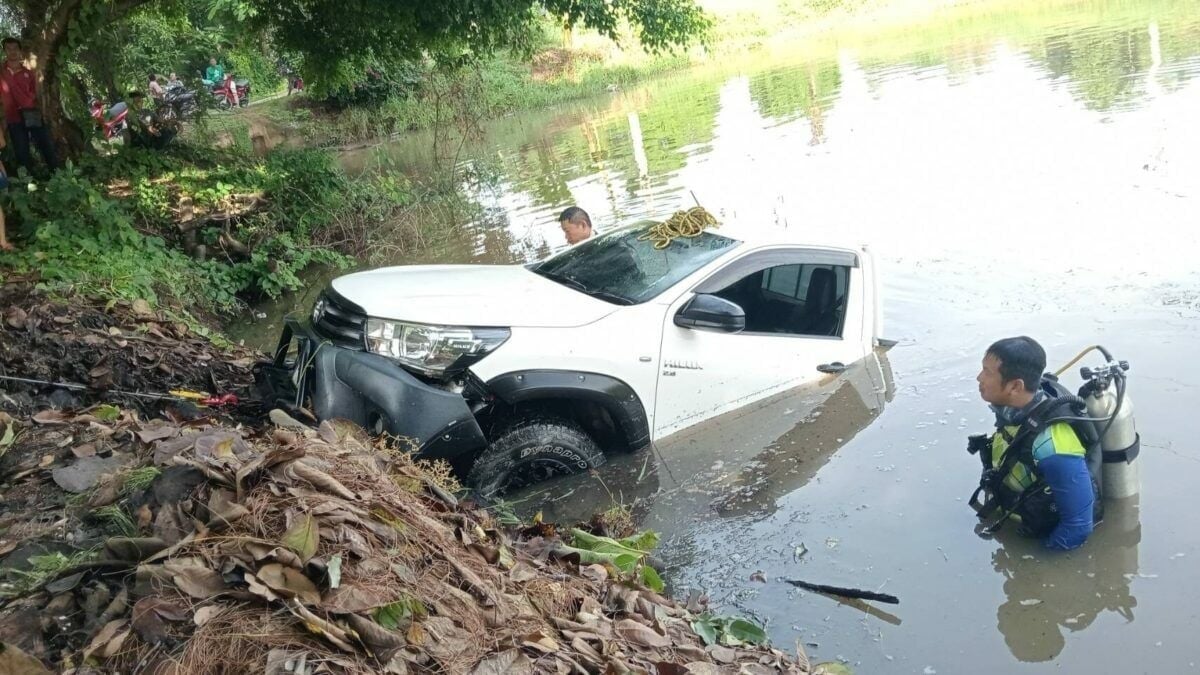 稱打瞌睡車入池塘失54萬？ 汽車中介遭質疑詐騙