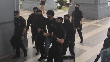 視頻| 稱被栽贓擁械運毒 前助理法庭爆粗 Fxxx Anwar