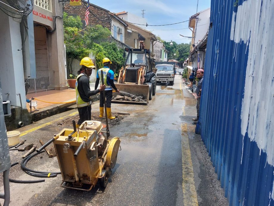 荷兰街地下水管又爆裂，水务公司迅速抢修