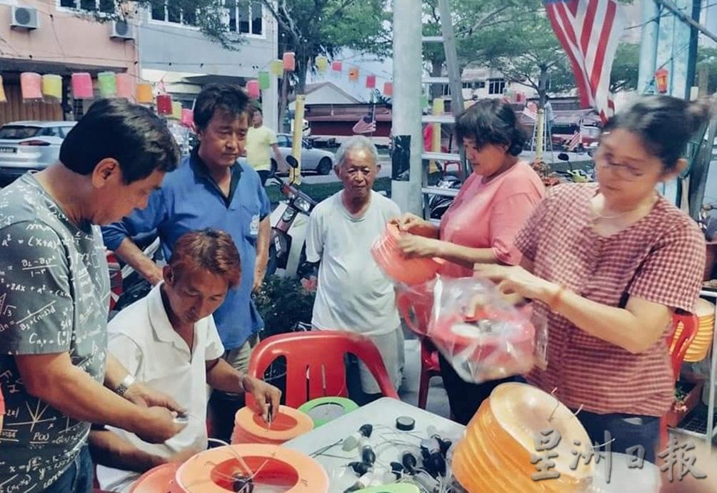 莫珍歪新村庆中秋传统 挂灯笼全村吃团圆饭