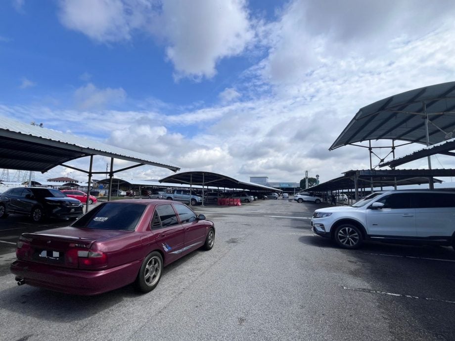 視頻|貨車車頂過高釀禍 霸市行人道雨棚被撞毀